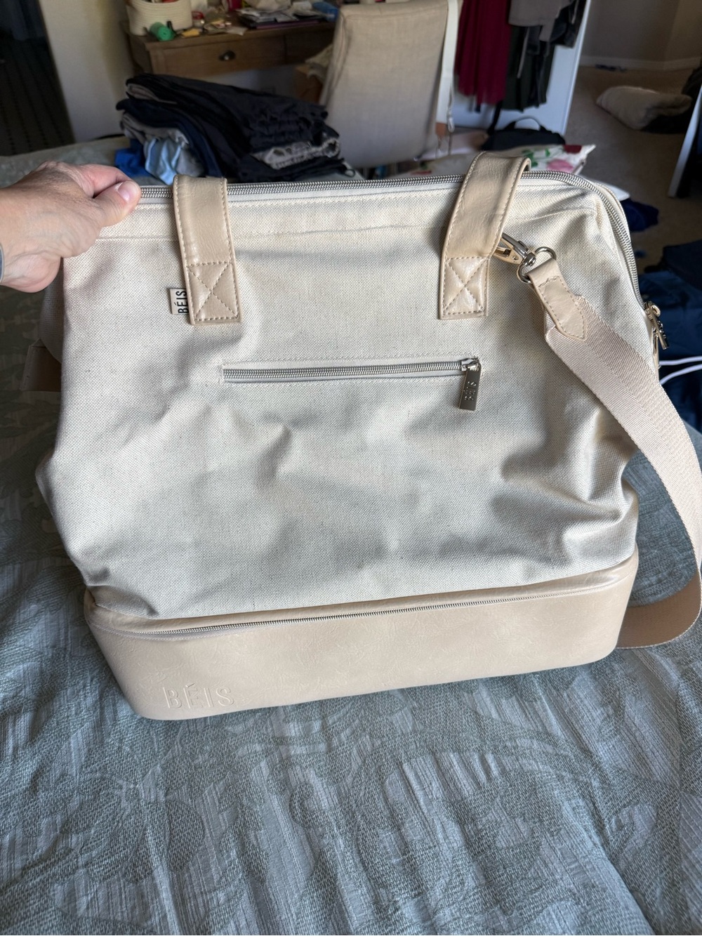 Beis convertible weekender in beige.